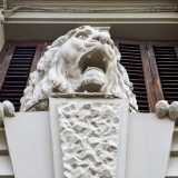 ...sormontati da timpani con statue di leoni